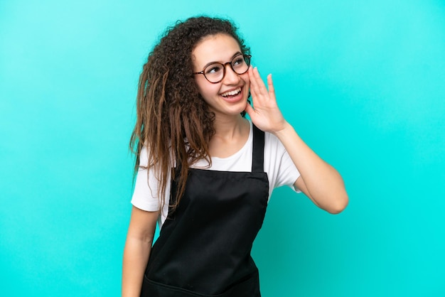 Restaurant ober Arabische vrouw geïsoleerd op blauwe achtergrond schreeuwen met mond wijd open naar de laterale