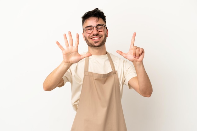 Restaurant ober blanke man geïsoleerd op een witte achtergrond tellen zeven met vingers