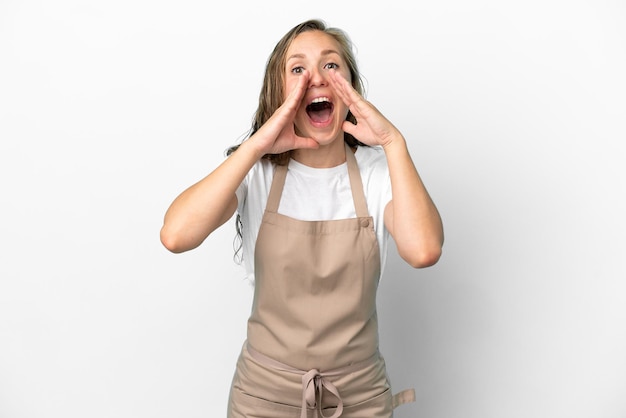 Restaurant ober blanke vrouw geïsoleerd op een witte achtergrond schreeuwen en iets aankondigen