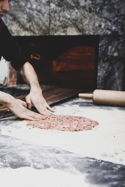 Foto in un ristorante pane pita o pide che cucina in forno o stufa immagine concettuale di panetteria o panetteria