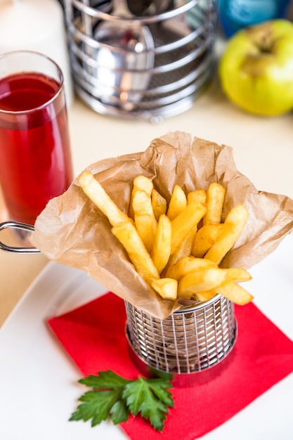 Foto restaurant serveerschaal voor kindermenu - stok aardappelen geroosterd gratis