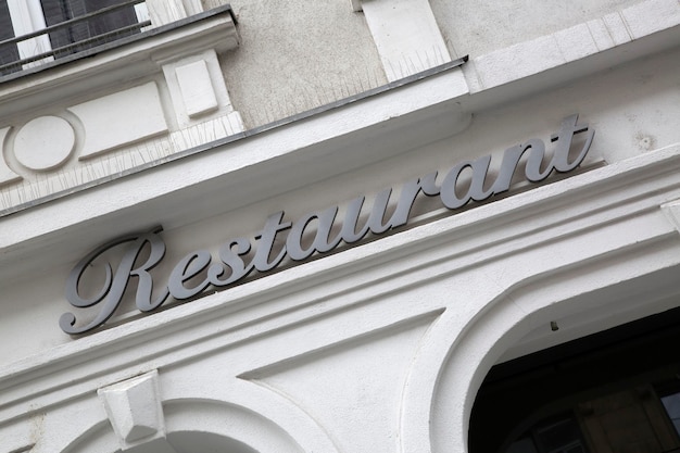 Foto segno del ristorante sulla facciata dell'edificio