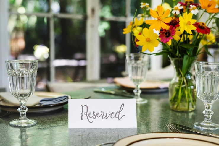 Photo restaurant table setting service with reserved card