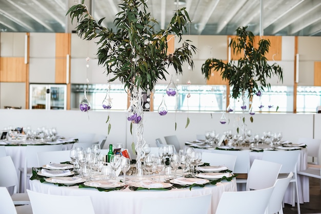 Столики в ресторане украшены для свадебного торжества