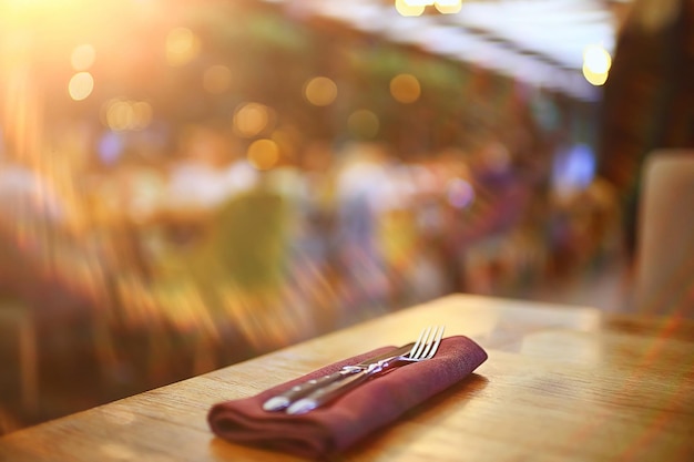 restaurant tafel instelling, vork en mes op de tafel menu decor