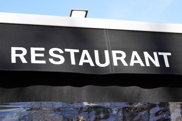 Restaurant teken tekst koffiebrouwerij bij ingang in stadsstraat storefront gebouw ingang