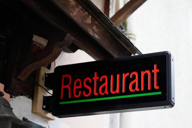 Foto restaurant tekst bord op gevel gebouw café pub in straat