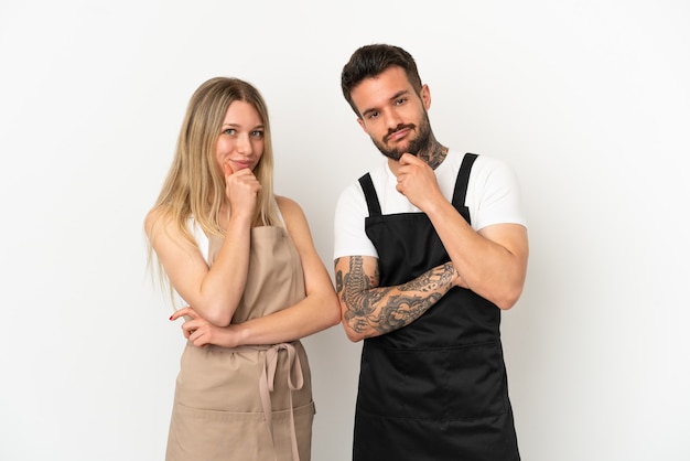 Cameriere del ristorante su sfondo bianco isolato sorridente e guardando in avanti con faccia fiduciosa