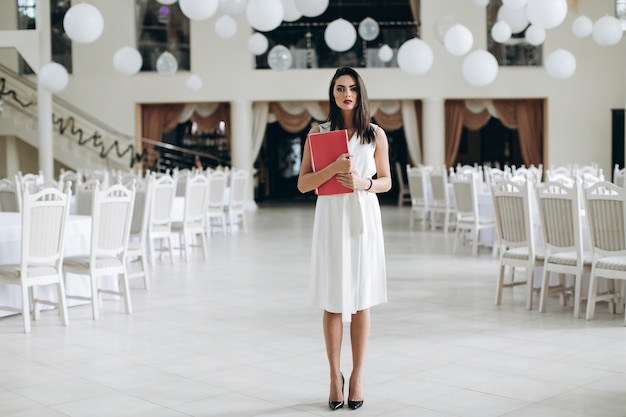 Photo restaurant worker with folder