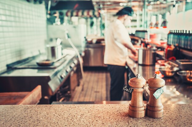 Restaurantbinnenland met zout en peper