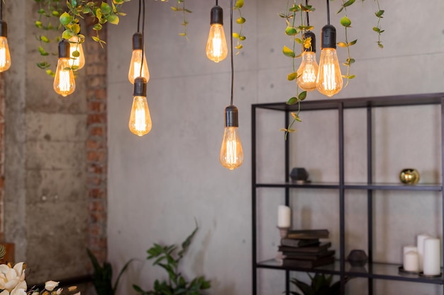 Restaurantdecoratie met edison-lampenretro-stijl gloeilampen elektrische lamp die aan het plafond hangt