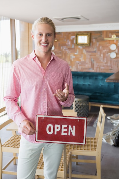 Restaurantmanager die open uithangbord houdt