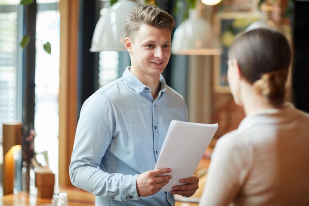 Restaurantmanager in gesprek met serveerster