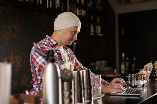 Foto restaurantmanager werkt aan laptop die winst telt