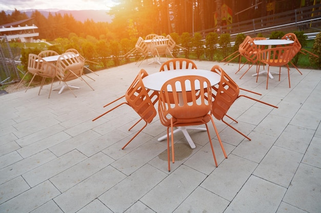 restauranttafels en stoelen buiten zitten in een modern restaurant op een zonnige lentedag tijdens de pandemische uitbraak vergrendeling van het coronavirus