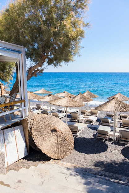 Restaurantterras voor het strand in Kamari op het eiland Santorini