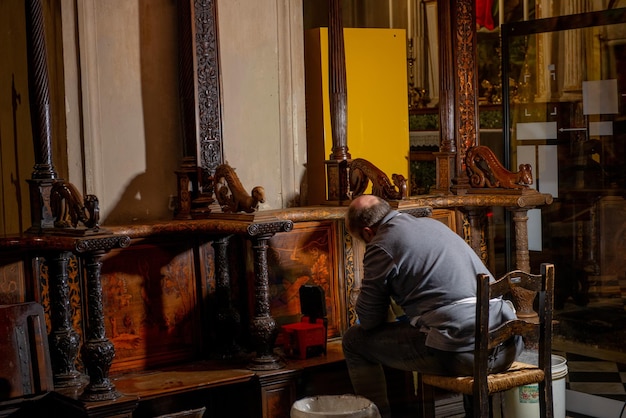 Restauratie van houten mozaïek in de basiliek van Santa Maria Maggiore in Bergamo