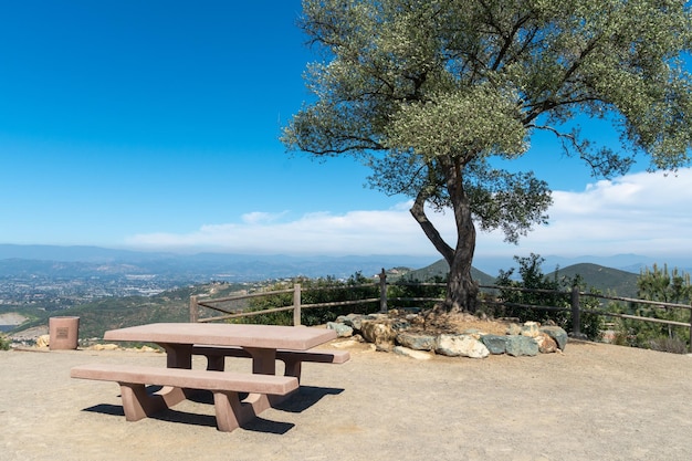 San Marcos의 Double Peak Park 꼭대기에 벤치가 있는 휴식 공간. 200에이커 공원