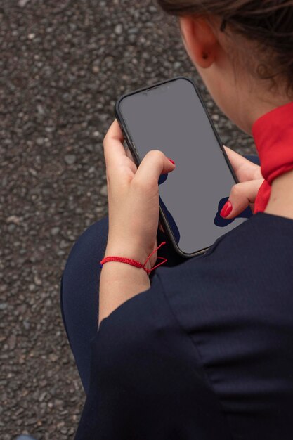 Foto assistente di volo a riposo durante l'addestramento controlla i social media