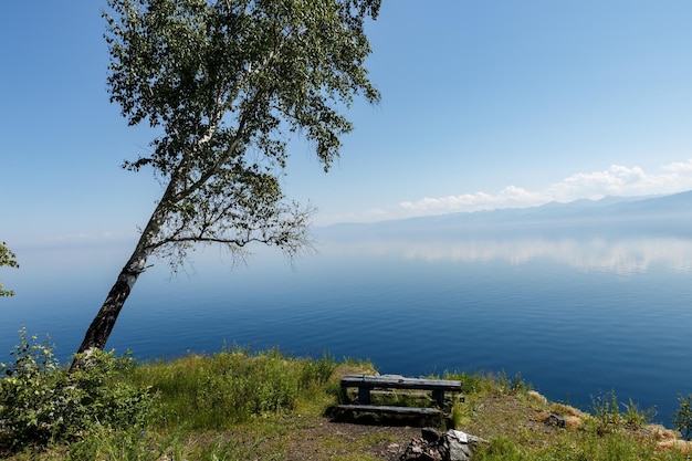 バイカル湖の湖畔の休憩所ハイキングキャンプファイヤーの場所とテーブルのある休憩所