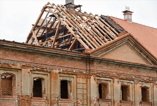 Foto restauro del tetto di un antico palazzo in rovina.