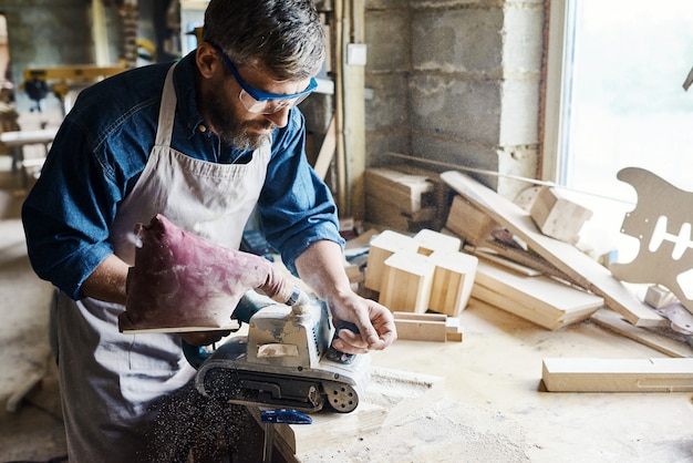 Photo restoring wooden furniture