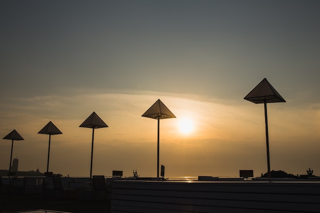 ビーチでのレストランの夕日