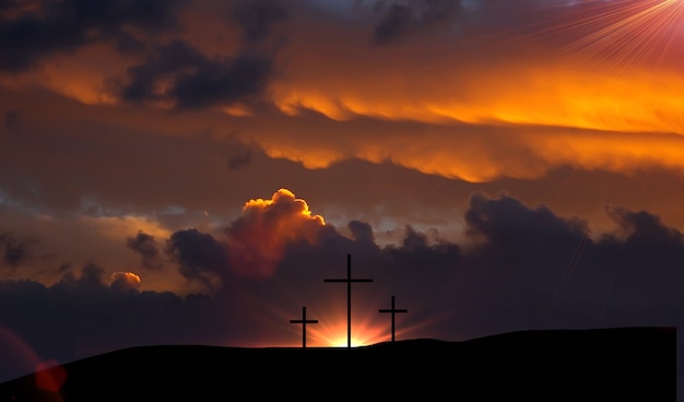 Concetto di risurrezione di gesù cristo: croce di sagoma su sfondo tramonto di montagna