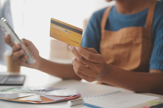 Фото Розничная платежная услуга кредитной карты клиент оплачивает заказ сыра в продуктовом магазине