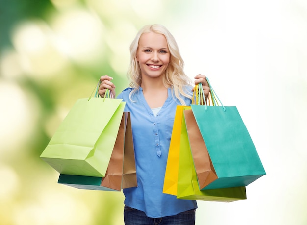 концепция розничной торговли и продажи - улыбающаяся женщина со многими сумками для покупок