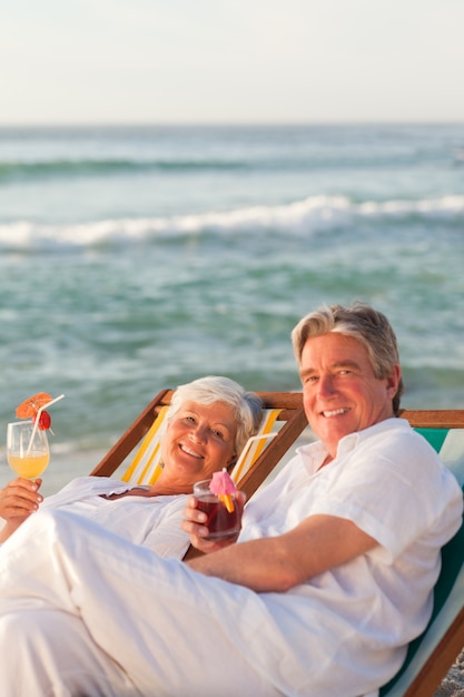 Coppia di pensionati bevendo un cocktail