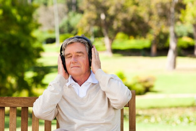 Uomo pensionato che ascolta della musica