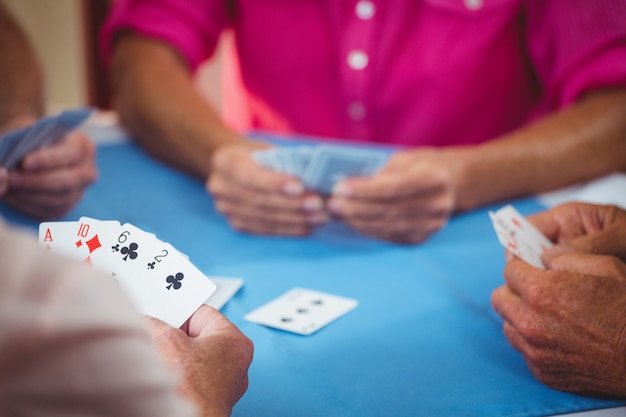 Foto i pensionati giocano a carte