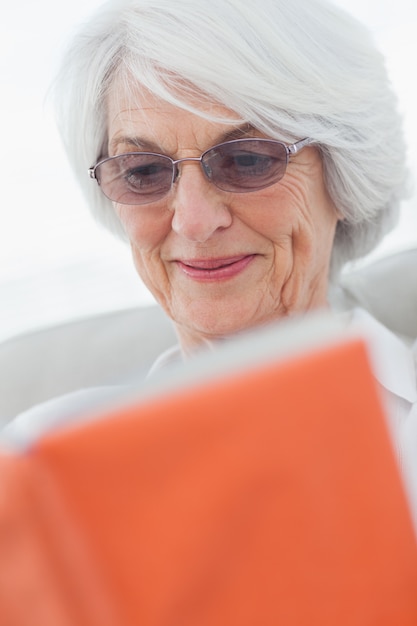 Photo retired woman reading a book