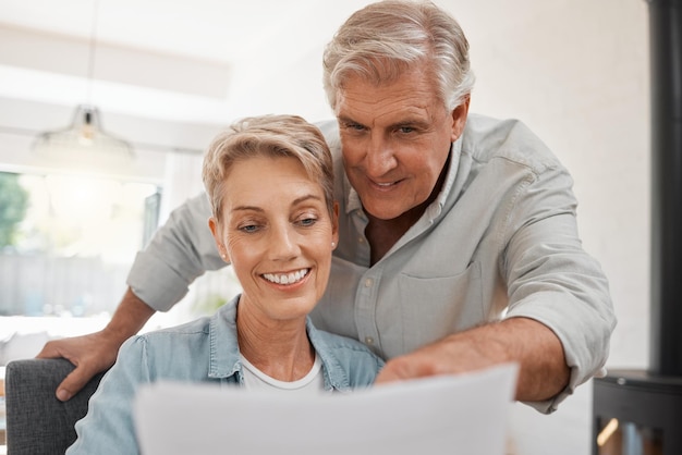 은퇴 부부 예산 재정 및 투자 계획 대출 및 집에서 서류 작업 행복한 남자 노인 여성과 관리 메모 현금 저축 및 금융 연금 보고서 편지를 읽는 사람들