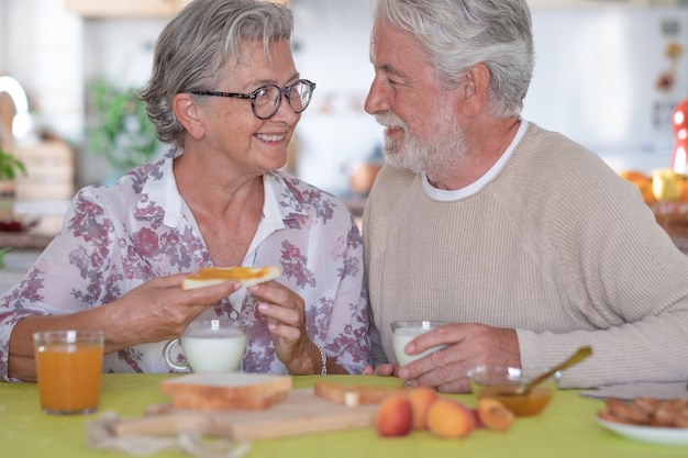 Photo retirement senior couple lifestyle breakfast happiness concept