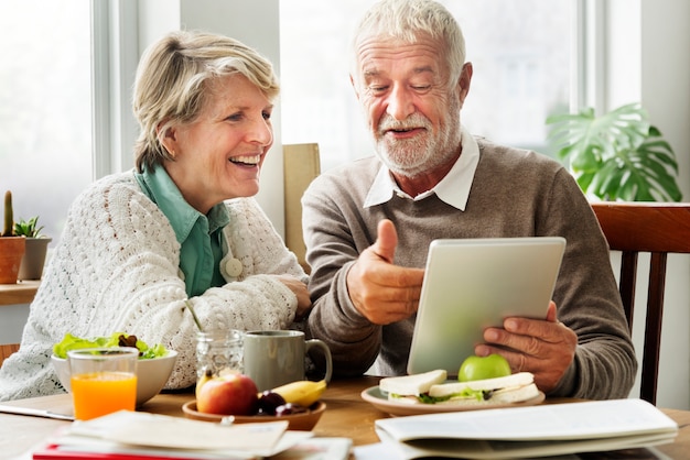 Concetto vivente di stile di vita senior delle coppie di pensionamento