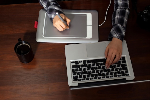 Retoucher doet haar retoucheerwerk op laptop