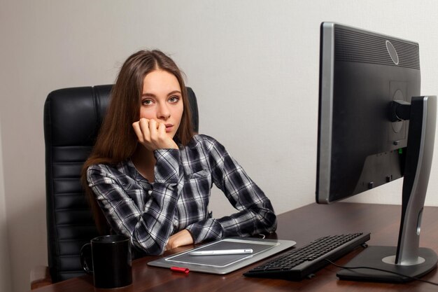 Retoucher gaat afbeeldingen retoucheren met behulp van de computer