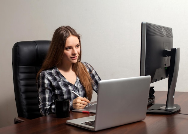 Retoucher wants to do her work using laptop