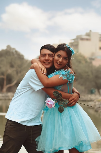 Photo retrato de una linda chica con vestido azul celebrando sus 15