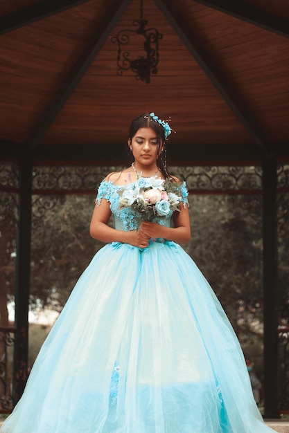 사진 retrato 드 una linda chica con vestido azul celebrando sus 15