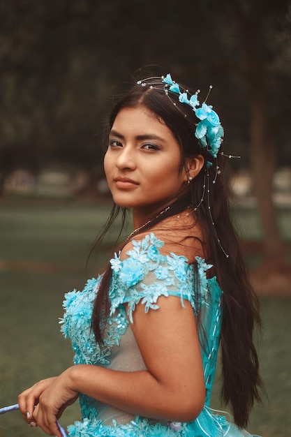 사진 retrato 드 una linda chica con vestido azul celebrando sus 15