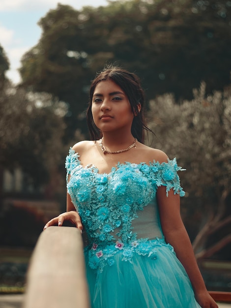 Retrato 드 una linda chica con vestido azul celebrando sus 15