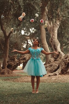 Retrato De Una Linda Chica Con Vestido Azul Celebrando Sus 15