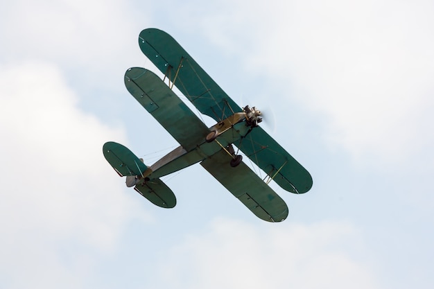 レトロな飛行機が飛んでいます