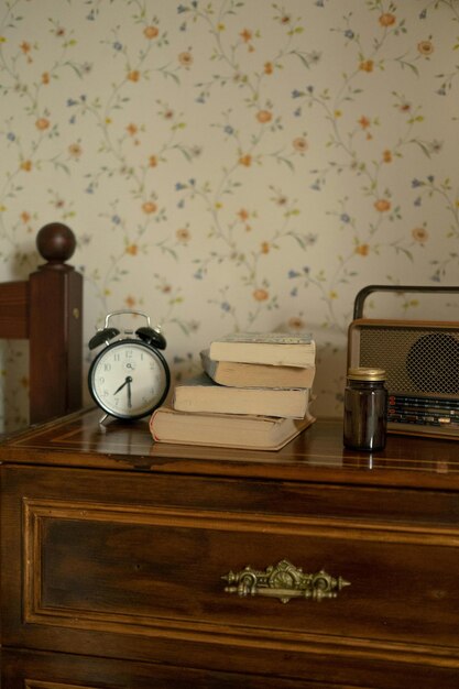 Foto orologio da sveglia retro e radio sul cassetto della cassetta foto