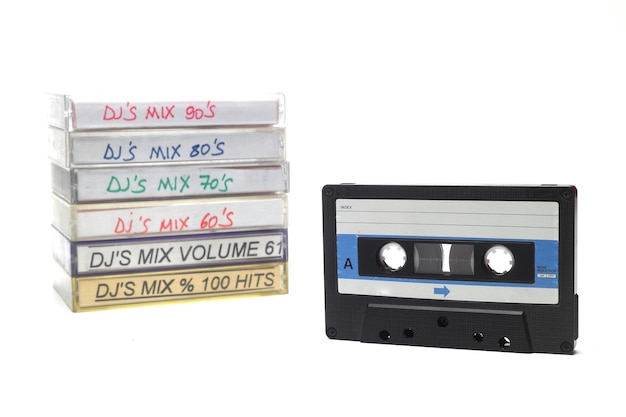 Retro audio cassette band van de jaren 80 en 90 op een witte achtergrond