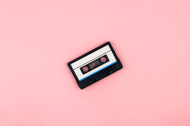 Retro audiocassette plat lag op kleurrijke blauw roze pastel achtergrond. bovenaanzicht met kopie ruimte. creatief modeontwerp in minimale jaren 80-stijl met duotonen.