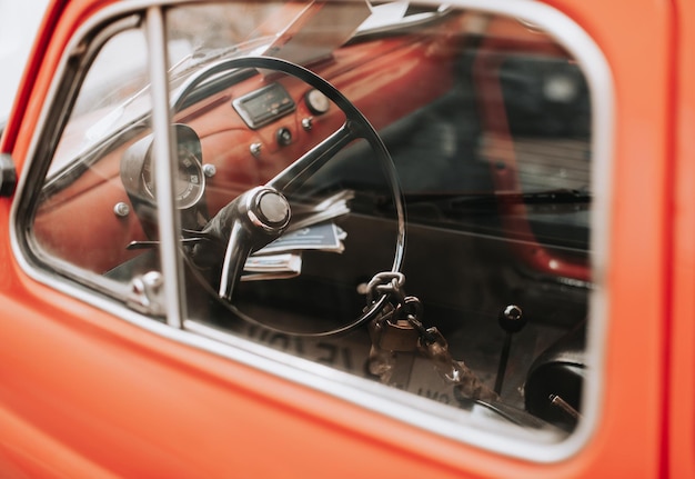 Foto retro auto met een mooi design het stuur is afgesloten met een oud slot aan een ketting